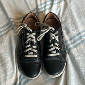 Woman’s black leather Clarks shoes size 8.5 W